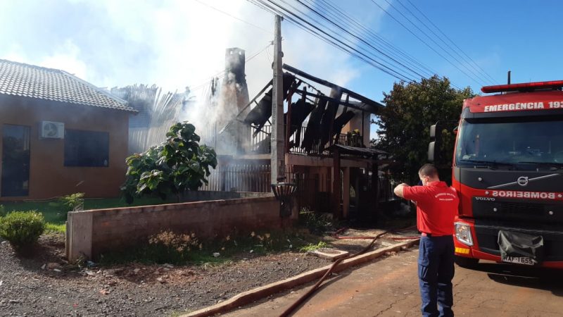 Casa mista de dois pavimentos pega fogo no Loteamento Alta Floresta, no bairro Efapi – Foto: Diego Antunes/NDTV