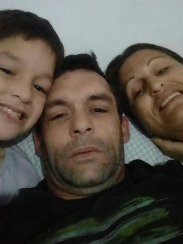 Diego Scott (centro), desaparecido desde 15 de janeiro, ao lado do filho Miguel, de oito anos, e da esposa, Alexsandra Joaquim – Foto: Arquivo pessoal/ND