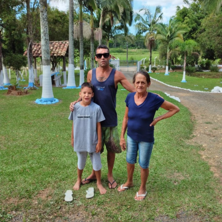 Diego Scott, desaparecido há mais de um mês em Laguna, com o filho Miguel e a mãe, D. Maria – Foto: Arquivo Pessoal/ND