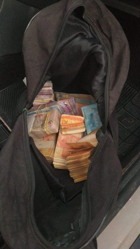 Dinheiro foi encontrado no carro de uma mulher em Joinville – Foto: Bope/Divulga&ccedil;&atilde;o/ND