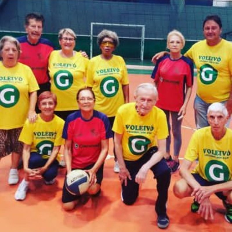 Seu Dionísio com o time de vôlei, esporte que começou a praticar ainda na adolescência – Foto: Arquivo pessoal/ND