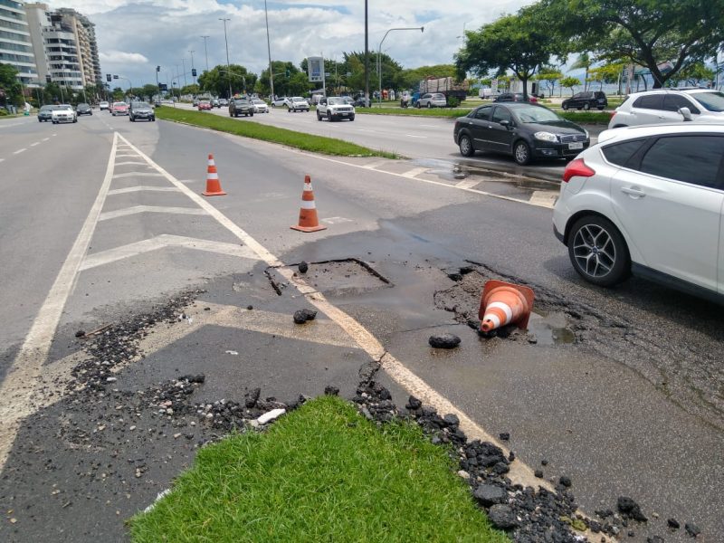 Cones sinalizam dano pr&oacute;ximo ao canteiro que divide a rua Paschoal Ap&oacute;stolo P&iacute;tsica da avenida Governador Irineu Bornhausen – Foto: Bruna Stroisch/ND