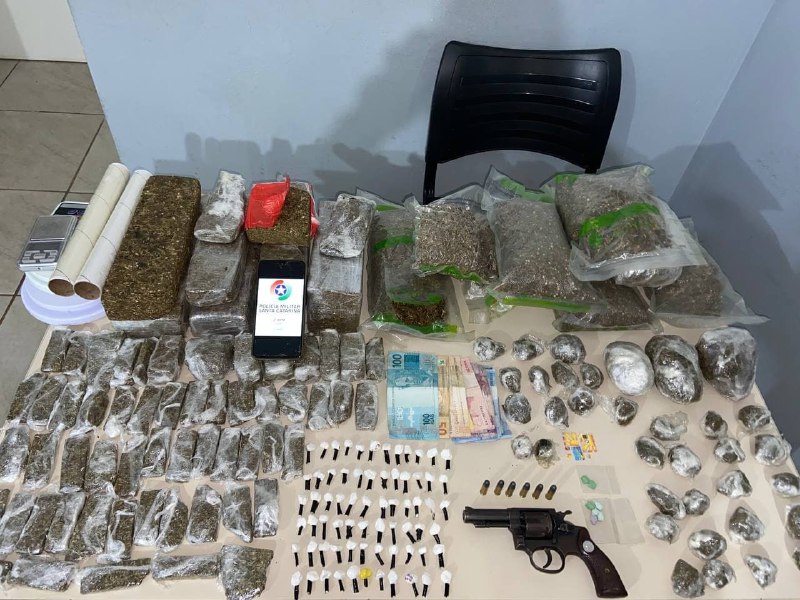 Grande quantidade de drogas, dinheiro e arma foram apreendidas pela pol&iacute;cia – Foto: Pol&iacute;cia Militar/Divulga&ccedil;&atilde;o/ND