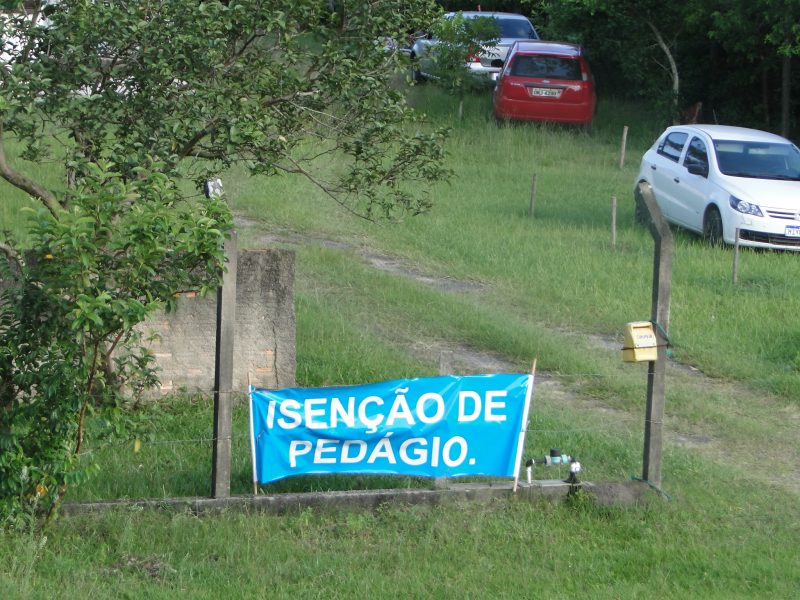 Moradores da regi&atilde;o que foi implantada a pra&ccedil;a de ped&aacute;gio, querem a isen&ccedil;&atilde;o do pagamento al&eacute;m de outras reivindica&ccedil;&otilde;es; concession&aacute;ria afirma que est&aacute; tratando caso a caso – Foto: Divulga&ccedil;&atilde;o/ND