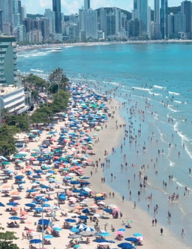 Domingo de carnaval teve movimenta&ccedil;&atilde;o na praia central de Balne&aacute;rio Cambori&uacute; – Foto: Reprodu&ccedil;&atilde;o Instagram/ND