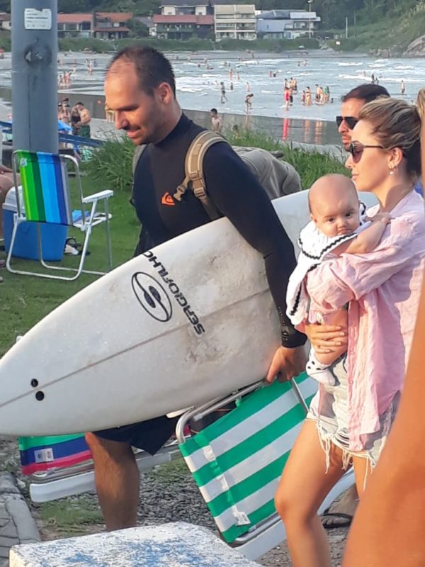 Ainda no sábado, Eduardo aproveitou o dia para surfar no mar catarinense – Foto: Redes sociais/ND