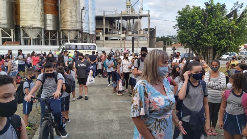 Em Joinville, mais de 74 mil alunos voltaram a ter aulas nesta segunda-feira (8) – Foto: Kelly Borges/NDTV