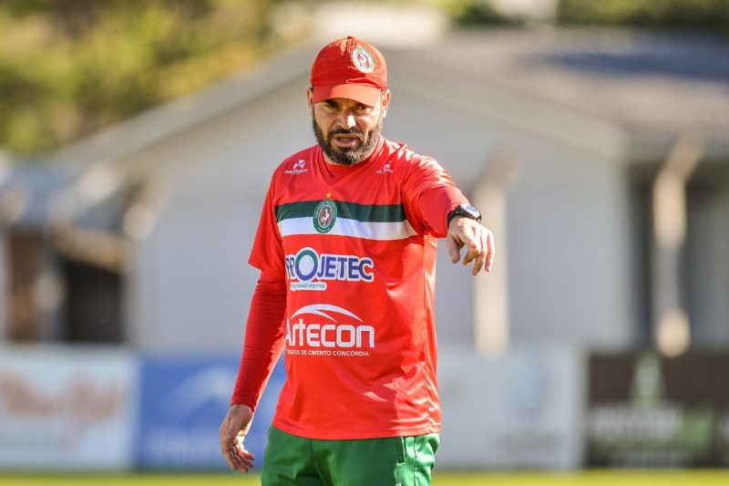 Emerson Cris, o pensador do Conc&oacute;rdia para a temporada 2021; t&eacute;cnico foi vice-campe&atilde;o da Copa SC, ao ser derrotado pelo JEC nas cobran&ccedil;as de p&ecirc;naltis; meta &eacute; se manter na elite do Estado, mais um ano. – Foto: Ricardo Artifon/CAC
