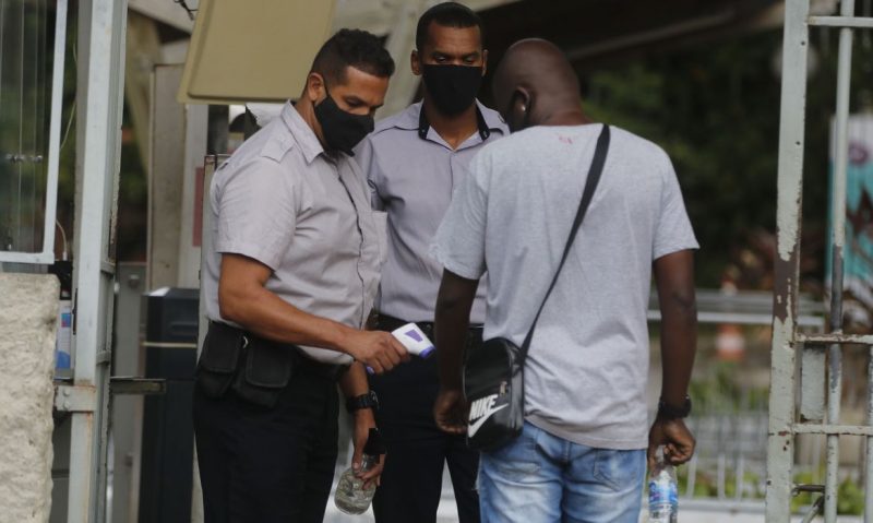 Entrada dos candidatos para o segundo dia de prova do primeiro Enem (Exame Nacional do Ensino Médio) digital – Foto: Tânia Rêgo/Agência Brasl/Divulgação/ND