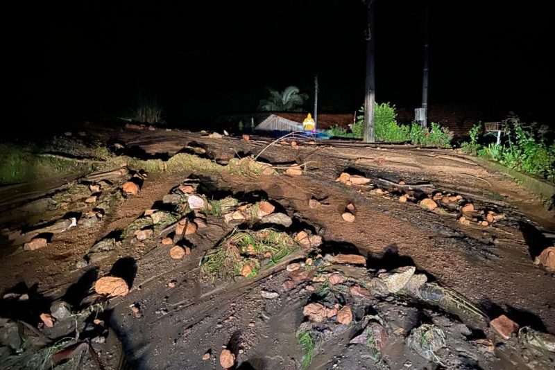 Mulher sofre infarto ao ver casa sendo atingida por enxurrada em SC – Foto: Divulga&ccedil;&atilde;o/Corpo de Bombeiros