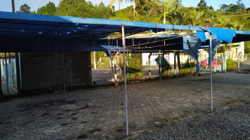 V&acirc;ndalos jogaram pedras e destru&iacute;ram o toldo da escola – Foto: Divulga&ccedil;&atilde;o/ND