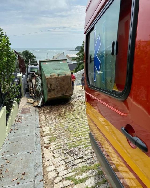 Motorista de 42 anos viu o caminh&atilde;o descendo a ladeira e tentou entrar para frear, quando o acidente aconteceu – Foto: Reprodu&ccedil;&atilde;o/Redes Sociais