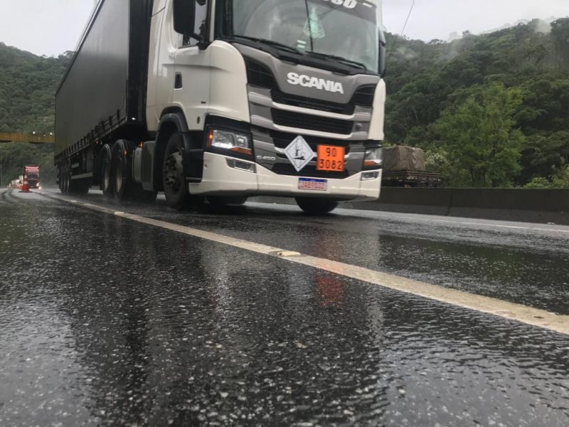 Centenas de caminh&otilde;es usam a BR-376 diariamente – Foto: Luana Amorim/ND