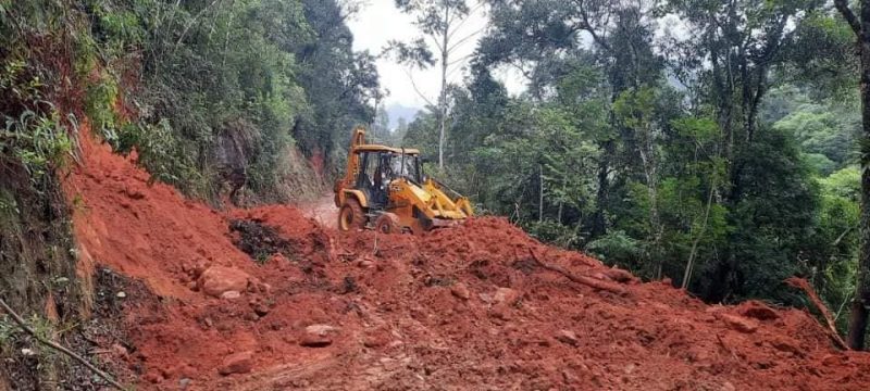Prefeitura realiza reparos em estragos da chuva, em Anitápolis