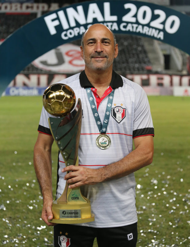 Com menos de dois meses de trabalho, Vinícius Eutrópio conquistou o primeiro título com o JEC – Foto: Vitor Forcellini/JEC