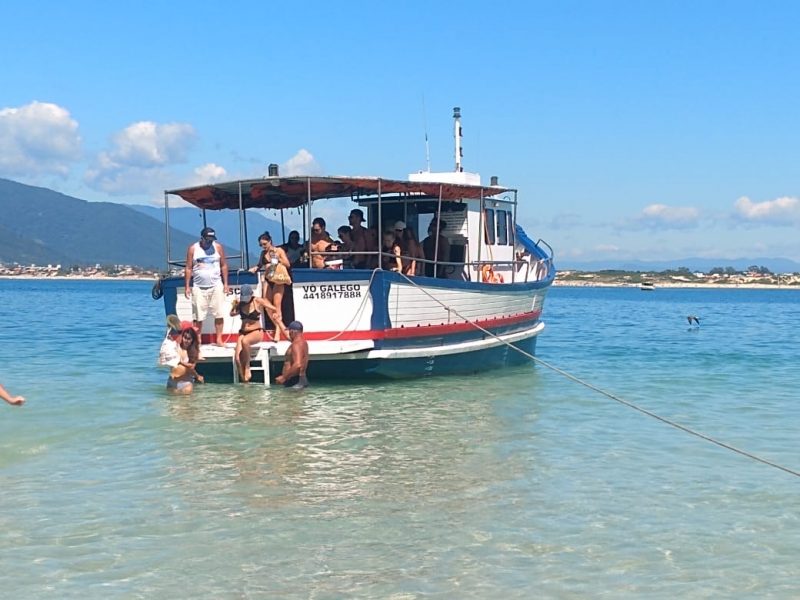 Pessoas no barco descendo na água sem máscara