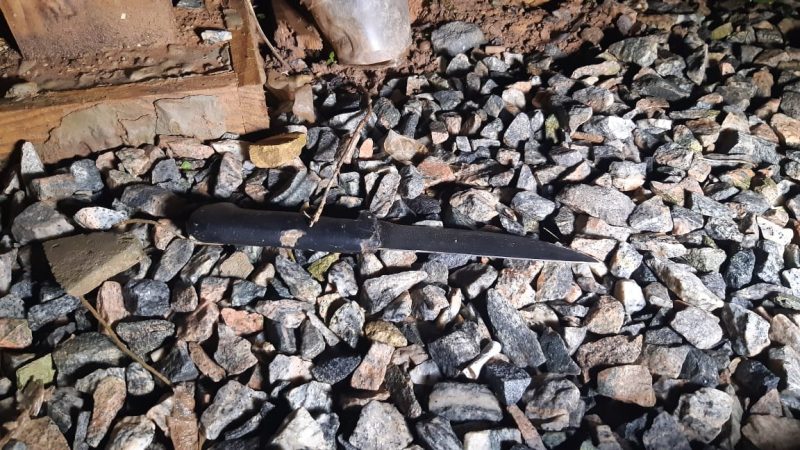 Uma faca foi encontrada fora da resid&ecirc;ncia – Foto: Reprodu&ccedil;&atilde;o/ND
