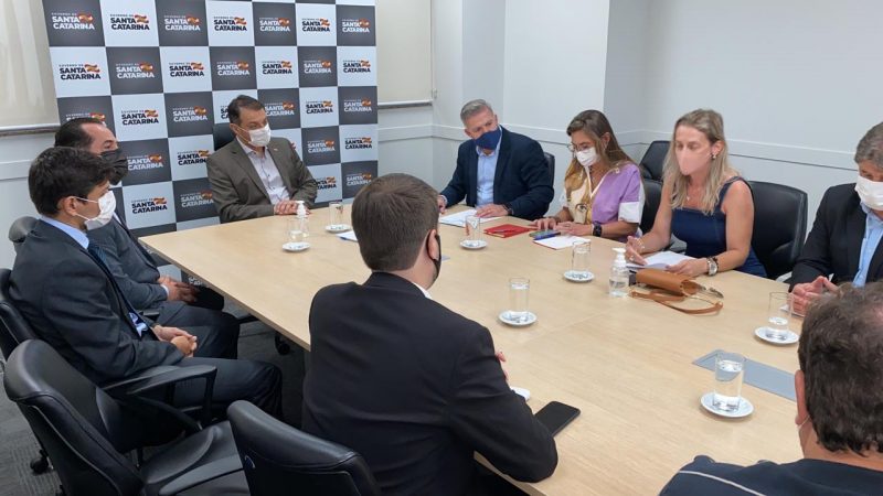 Reuni&atilde;o entre o governador Carlos Mois&eacute;s (PSL) com representantes da Fecam, do MPSC e Alesc – Foto: Divulga&ccedil;&atilde;o/Fecam/ND