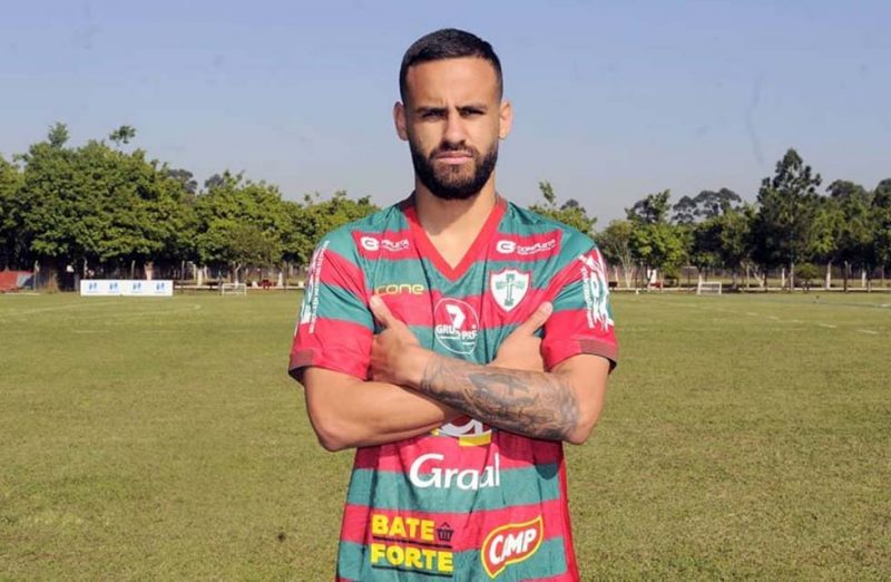 Zagueiro Felipe Greg&oacute;rio tamb&eacute;m atuou pela Portuguesa-SP – Foto: Portuguesa Santista/divulga&ccedil;&atilde;o