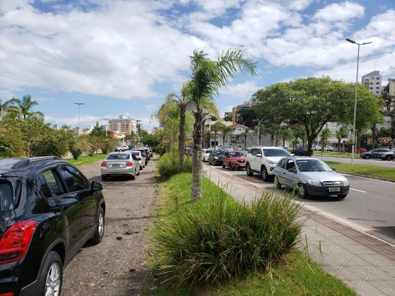 FIla da vacinação no drive-thru de Coqueiros, em Florianópolis