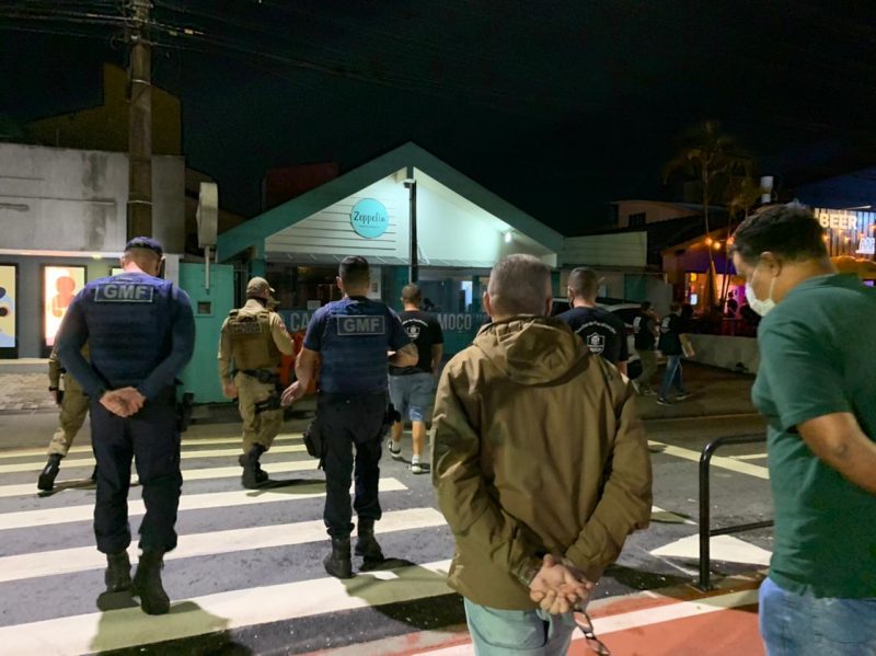 Nesta quinta-feira (25), for&ccedil;a-tarefa percorreu 25 estabelecimentos, interditou um deles, emitiu tr&ecirc;s advert&ecirc;ncias e lavrou quatro autos de infra&ccedil;&atilde;o – Anne Caroline Anderson/PMF/Divulga&ccedil;&atilde;o/ND