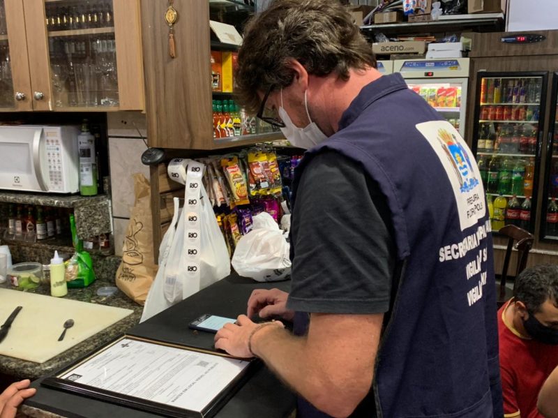 Os agentes e fiscais foram divididos em grupos para verificar a aplica&ccedil;&atilde;o do protocolo sanit&aacute;rio nas regi&otilde;es do Centro, Continente e Santa M&ocirc;nica – Anne Caroline Anderson/PMF/Divulga&ccedil;&atilde;o/ND