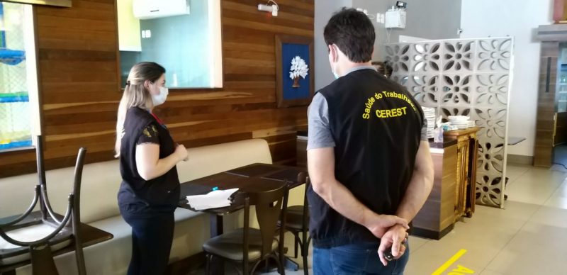 Equipes de Vigil&acirc;ncia Sanit&aacute;ria e do Centro de Refer&ecirc;ncia em Sa&uacute;de do Trabalhador realizaram a&ccedil;&atilde;o nesta manh&atilde; de ter&ccedil;a-feira (23) – Foto: Prefeitura de Chapec&oacute;/Divulga&ccedil;&atilde;o/ND