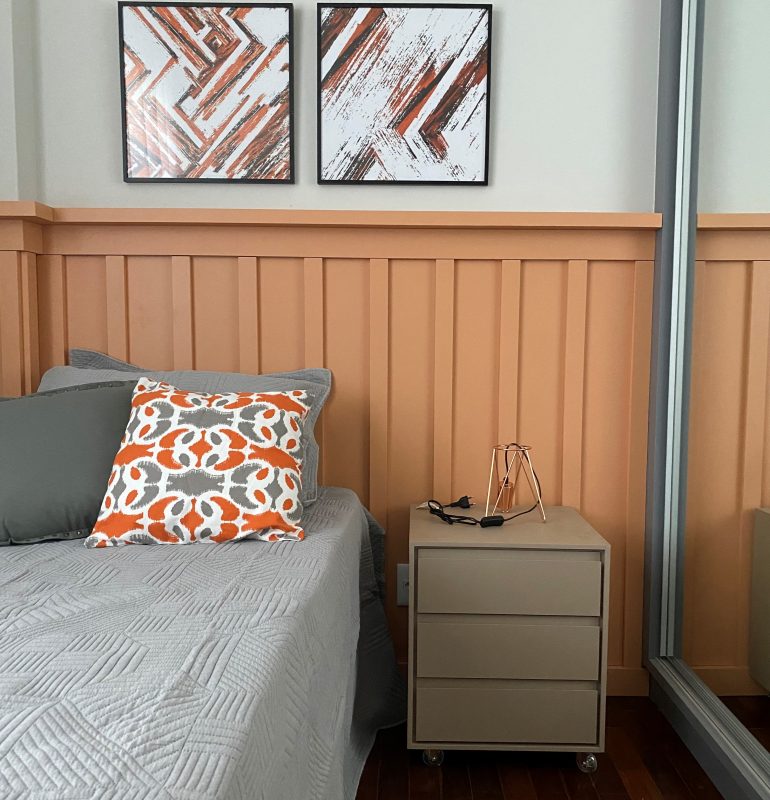 Quarto com cabeceira feita na cor ferrugem, puxando para alaranjado. Era o quarto de uma adolescente muito tímida e ela trouxe uma cor para remeter a alegria, ânimo, dando estímulo. Foto/Divulgação