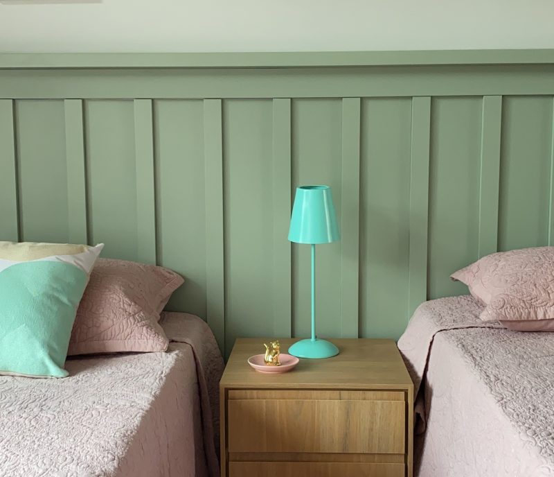 Quarto com cabeceira ripada na parede, verde-água. O espaço era para duas crianças bem agitadas. A ideia de colocar o verde foi para tranquilizar, acalmar. A cor rosa seria muito estimulante. – Foto: Divulgação
