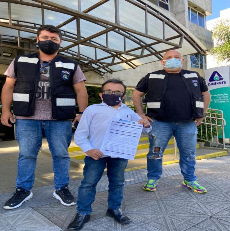 Secret&aacute;rio Gabriel Meurer (centro) entrega a segunda notifica&ccedil;&atilde;o em 11 dias para a Casan Foto: PMF/Divulga&ccedil;&atilde;o/ND