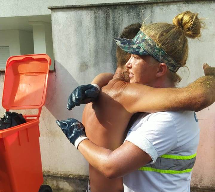 Morador abra&ccedil;ou a gari Geovana em agradecimento – Foto: Comcap/Divulga&ccedil;&atilde;o/ND