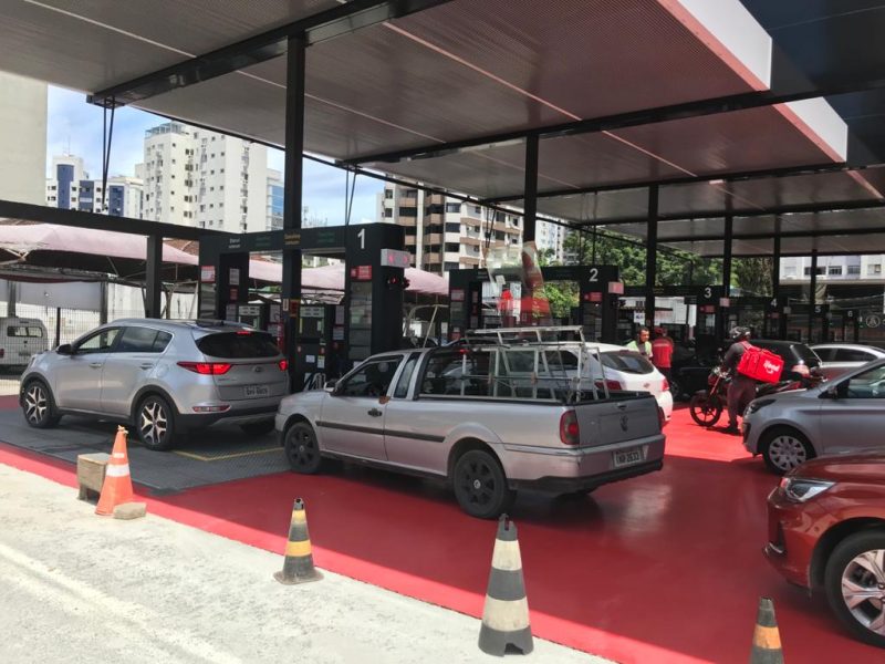 Fila de ve&iacute;culos em posto de combust&iacute;vel da Avenida Mauro Ramos – Foto: Bruna Stroisch/ND