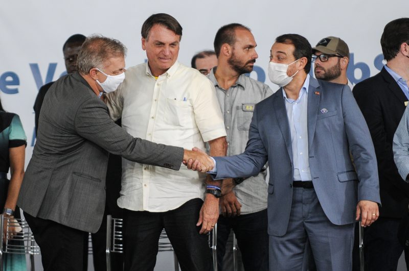 Gean Loureiro, Jair Bolsonaro e Carlos Moisés, de mãos dadas