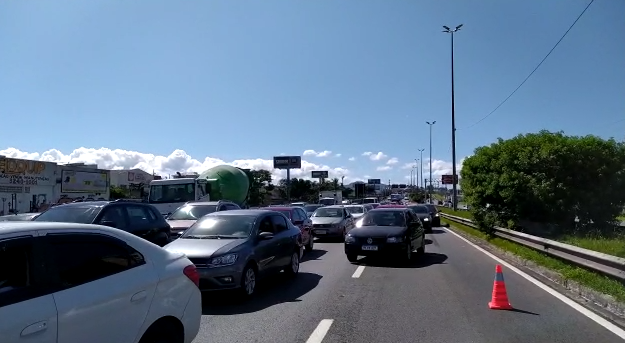 Por causa de acidentes, trânsito está lento em toda a Via Expressa