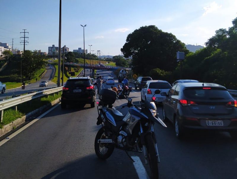 Queda de motociclista deixa trânsito pesado na BR-282, em direção ao Centro de Florianópolis 