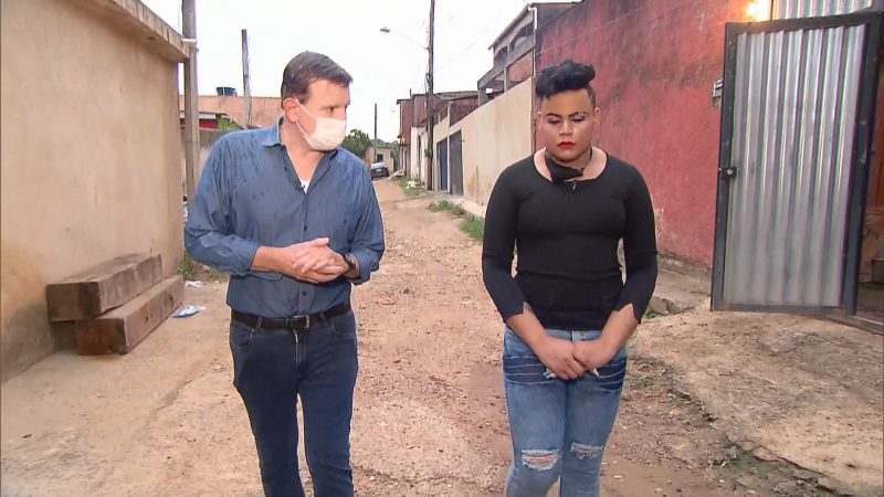 Roberto Cabrini em entrevista com MC Maylon, que acusa integrante do Molejo de estupro – Foto: Reprodu&ccedil;&atilde;o/RecordTV/ND