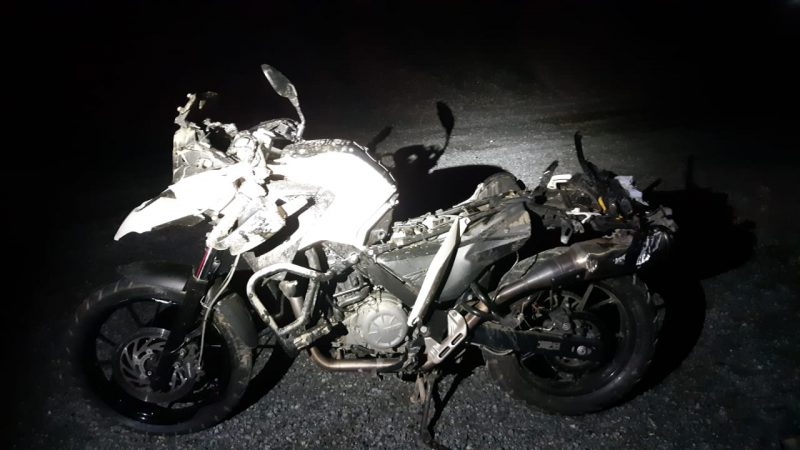 V&iacute;timas estavam em uma moto quando ocorreu o acidente – Foto: Bombeiros Volunt&aacute;rios de Guaramirim/Divulga&ccedil;&atilde;o