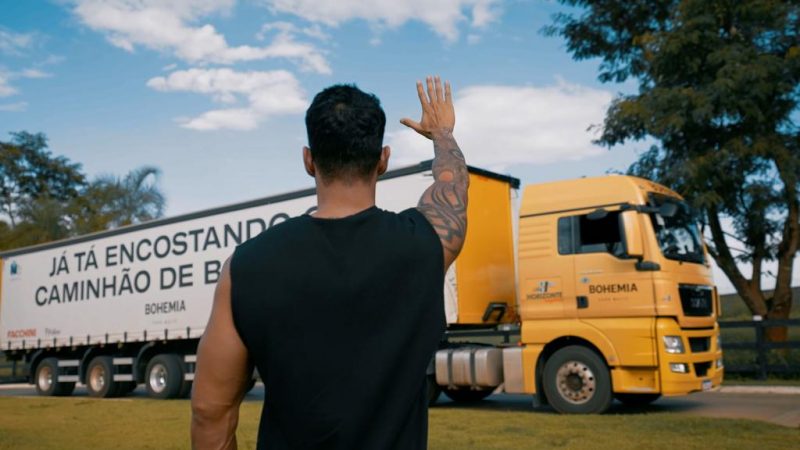 Gusttavo Lima recebeu caminhão de cerveja em sua casa – Foto: Divulgação/ND