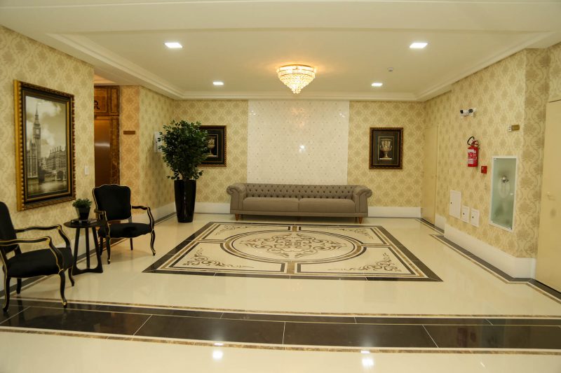 Hall do Millenium Palace com ‘tapete’ que delimita área social no piso – Foto: AM Construções/Divulgação