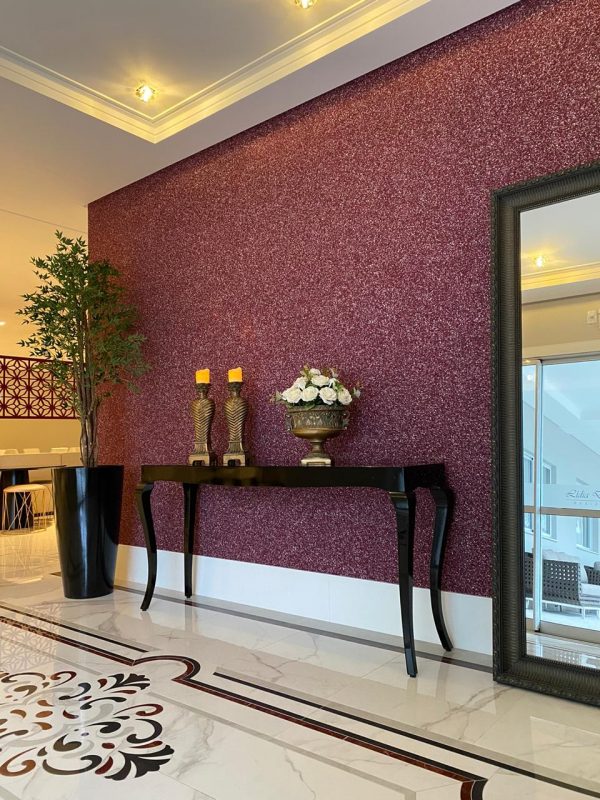 Aparador, plantas de tamanho médio e espelhos ajudam a compor um ambiente sofisticado e funcional – Residencial Lídia Dircksen – Foto: AM Construções/Divulgação