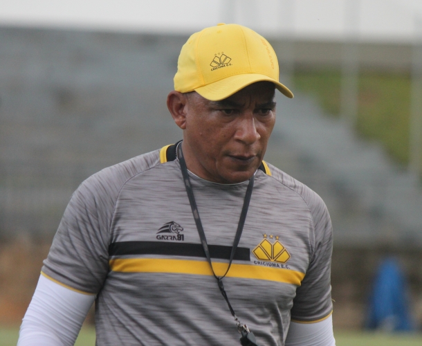 Técnico Hemerson Maria comandando o Criciúma