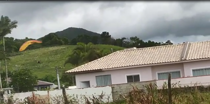 V&iacute;tima perdeu o controle do parapente e caiu em &aacute;rea rural – Foto: Reprodu&ccedil;&atilde;o ND