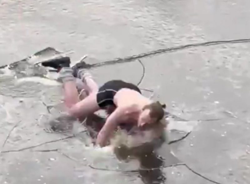 Homem de sunga caiu de cara na água enquanto patinava – Foto: Reprodução/Twitter/ND