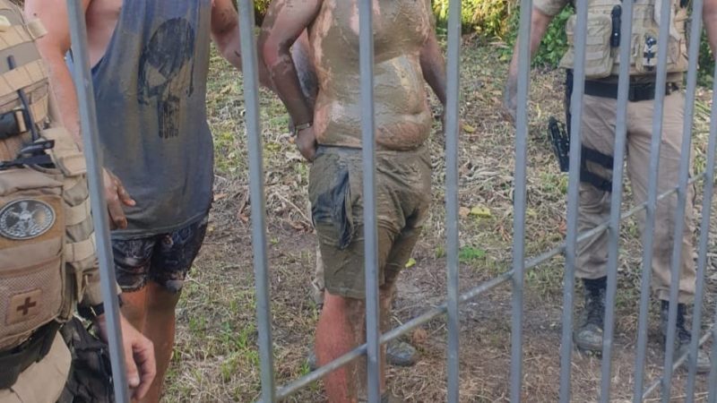 Homem se joga no rio para tentar fugir da pol&iacute;cia – Foto: PM/Divulga&ccedil;&atilde;o