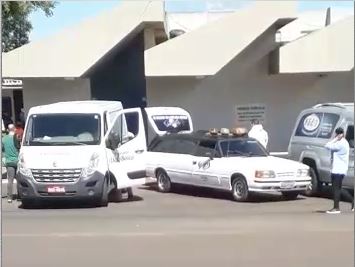 Carros de funerárias diariamente são vistos retirando corpos, vítimas na grande maioria pelo novo coronavírus – Foto: Reprodução vídeo/Divulgação