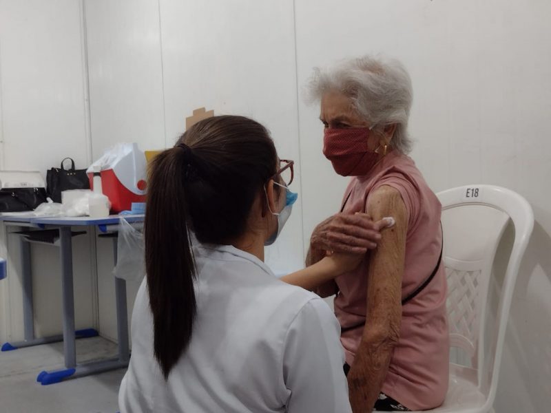 Gilda Gonçalves, 92 anos, recebeu a primeira dose na manhã desta quinta-feira, em Blumenau – Foto: Talita Catie/ND