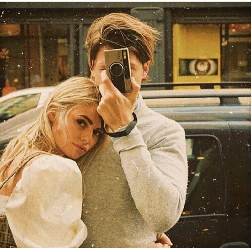 – Foto: Casal com a namorada ciumentinha.