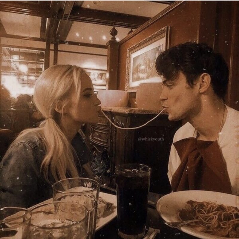 – Foto: Casal dividindo o prato de macarrão