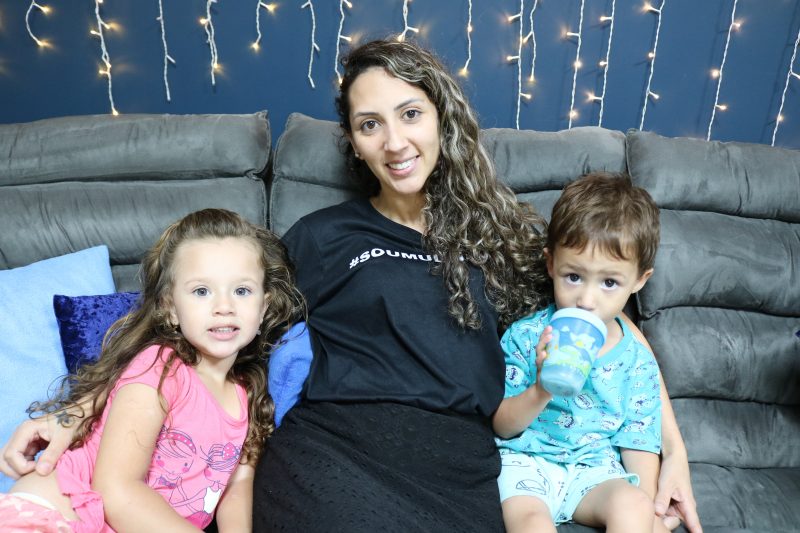 Mãe de dois filhos, Juliana ressalta a tranquilidade que tem para trabalhar com os pequenos por perto – Foto: Divulgação/Multiplike.