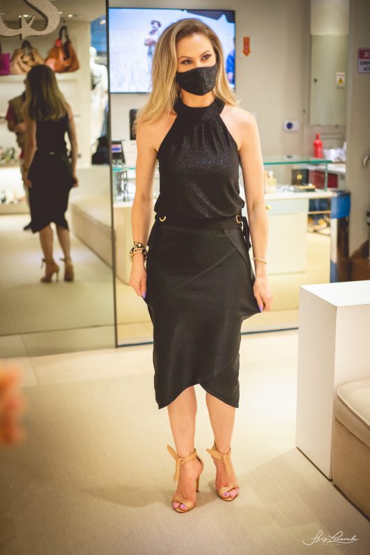 Poderosa e camaleoa com o look da Carmem Steffens – Foto: Isis Lacombe/ND
